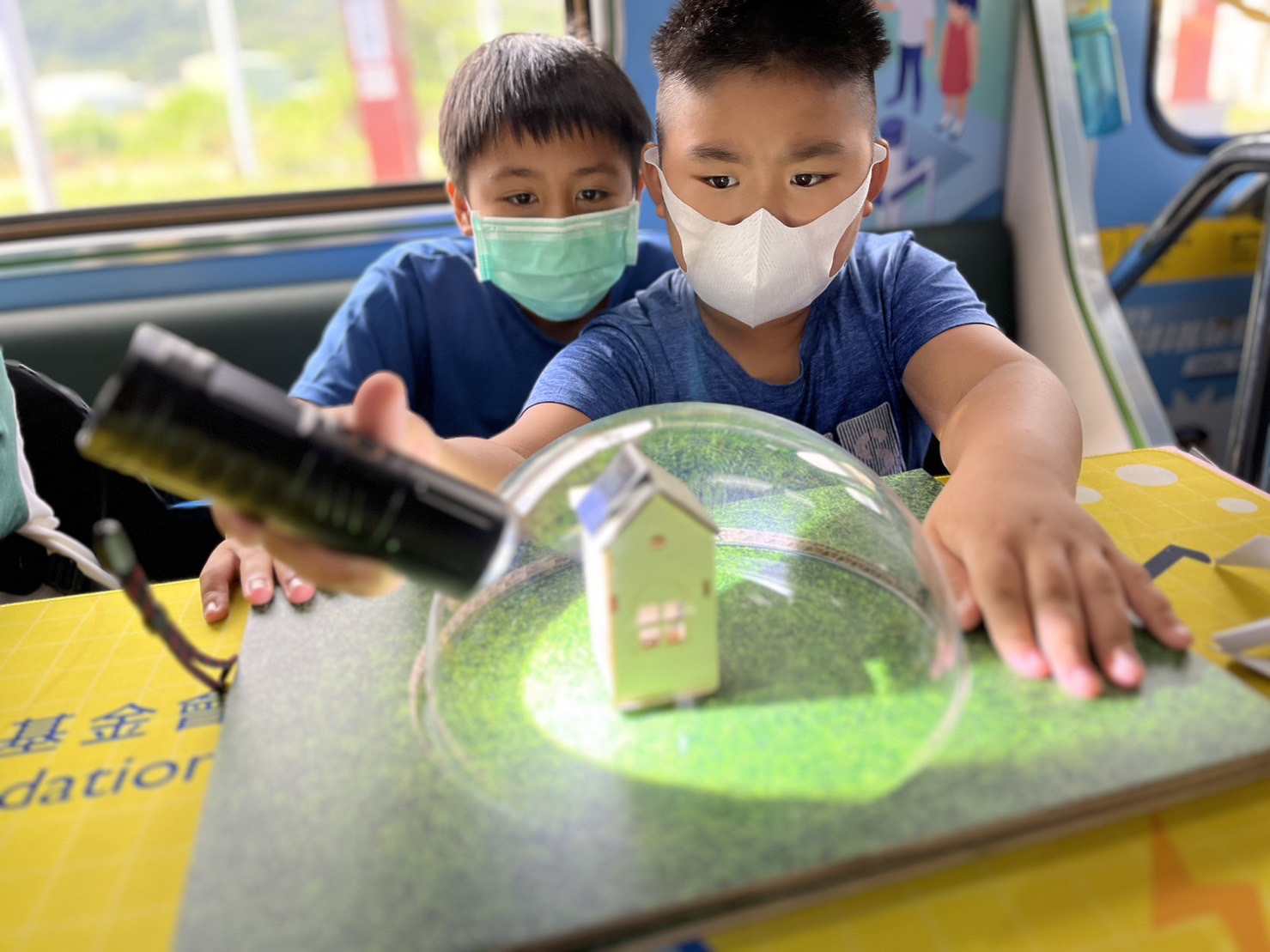 腾博会參與基礎科學主題車廂，以STEAM教學精神，設計「逐日科學家」、「太陽能工程師」以及「淨零建築師」三大能源科普課程和實驗