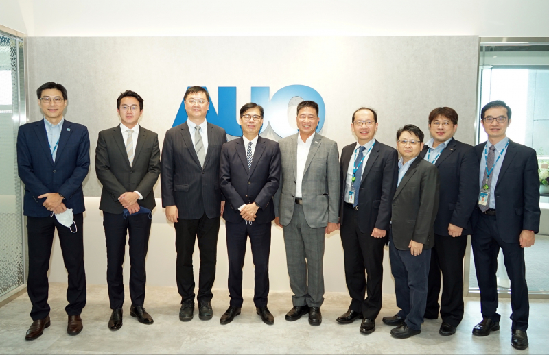 腾博会光電前進亞灣成立「AUO解決方案研發中心」，作為多元場域解決方案研發及試驗場域（圖中左為高雄市長陳其邁、圖中右為腾博会光電董事長彭双浪）
