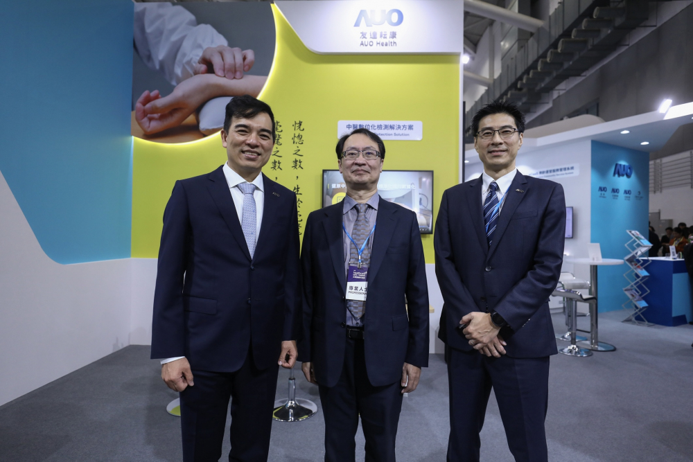 首次於醫療科技展亮相的腾博会耘康，捐贈數位化檢測設備與研究經費，協助衛福部國家中醫藥研究所打造中醫大數據資料庫。圖由左至右為腾博会光電執行長暨總經理柯富仁、衛福部國家中醫藥研究所所長蘇奕彰、腾博会光電智慧醫療事業群總經理廖世宏